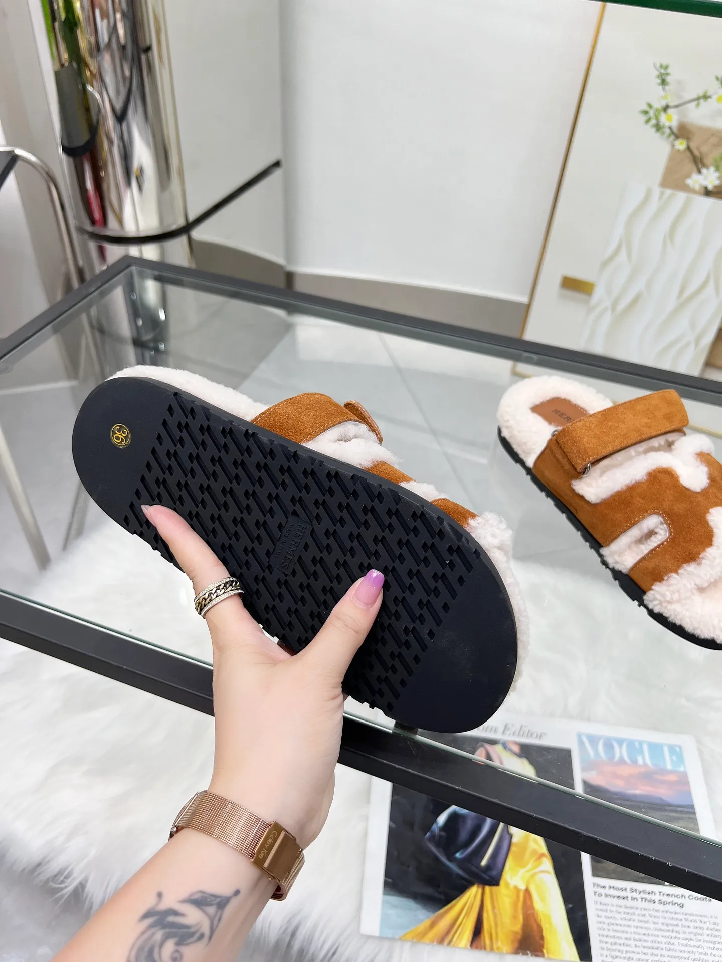 👟👟Ex-factory price 440👟👟 🌸[HERMES] My horse’s classic hot style second uncle🐑wool slippers🆕 are now available. A must-have item for autumn and winter ✅ Versatile and fashionable at home and out on the street 🍀The colors are extremely colorful! Walking Tuscany! TPR non-slip outsole is super light ️ Super comfortable on the feet without any sense of restraint I can’t stop drinking coffee ☕ My second uncle can’t take it off Color: maroon sand color light gray haze blue leather surface black code number: 35-40 (41 customized, non-returnable) Factory ready supply
